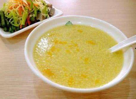 早上吃哈密瓜和小米粥,营养早餐新选择