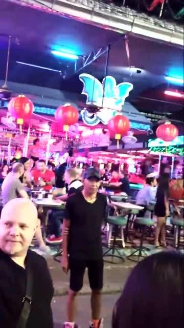 泰国网红飞牌,空中舞者，魅力四射的极限运动传奇